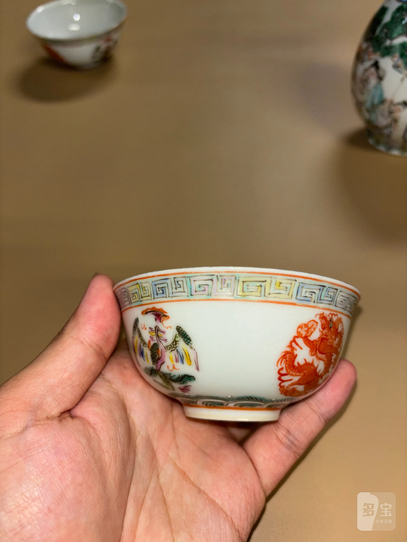 清 粉彩人物纹瓶、粉彩龙凤纹杯一组三件 - 图8